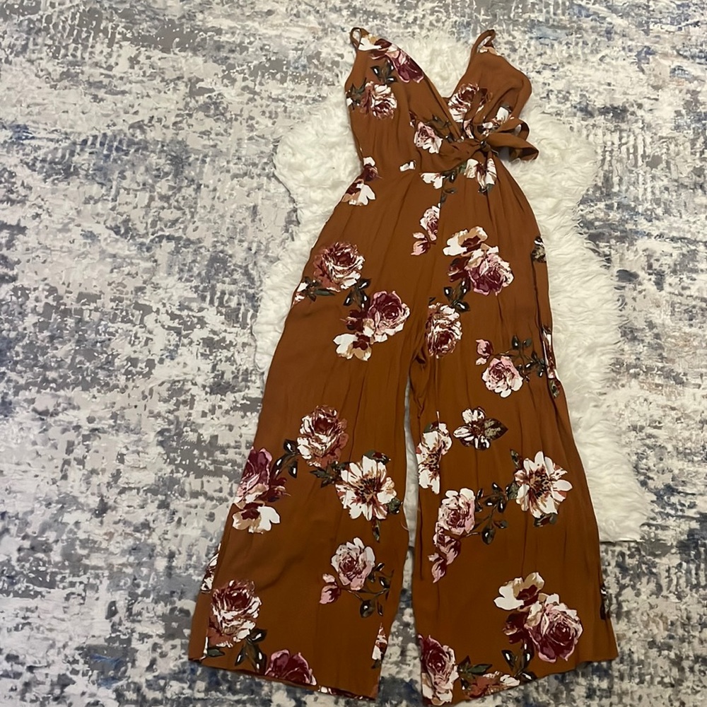 Women’s Romper.Spaghetti strap with left side belt.Size XS.Color Brown (floral)